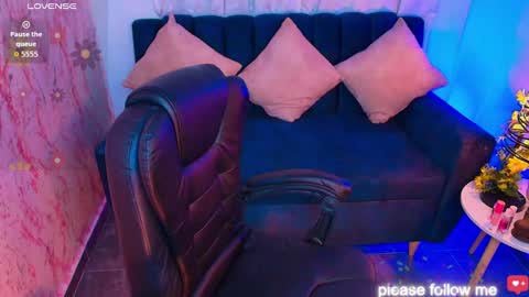 Snapshot of miiaa7_ chatting on October 8, 8:12 am Ma is my name I invite you to check out my wish list for my birthday online show from October 8, 8:12 am