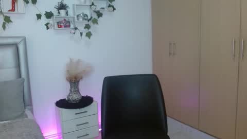 miiaa_k online show from April 27, 9:40 am