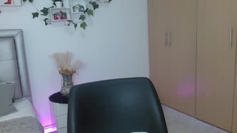 miiaa_k online show from May 5, 8:55 am