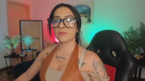 Snapshot of miiaa_stone chatting on July 6, 9:17 pm miiaa stone online show from July 6, 9:17 pm