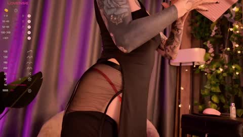 Snapshot of mika_moon_ chatting on December 13, 2:43 am mika_moon_ online show from December 13, 2:43 am