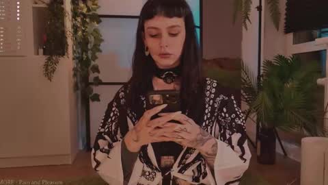 Snapshot of mika_moon_ chatting on November 8, 5:23 pm mika_moon_ online show from November 8, 5:23 pm