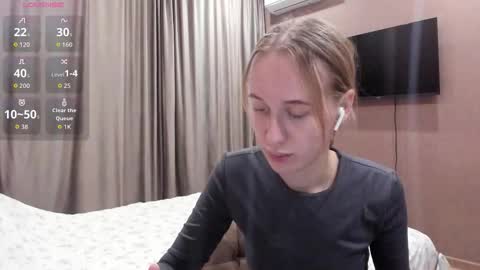 Snapshot of mika_ray chatting on November 23, 11:15 pm Mika online show from November 23, 11:15 pm