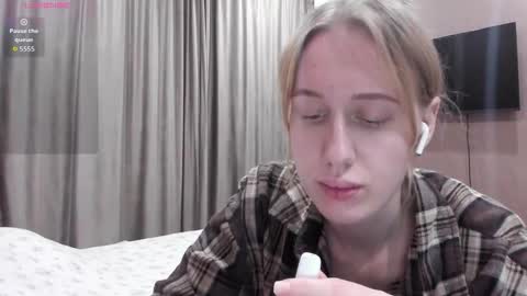 Snapshot of mika_ray chatting on December 1, 11:32 pm Mika online show from December 1, 11:32 pm