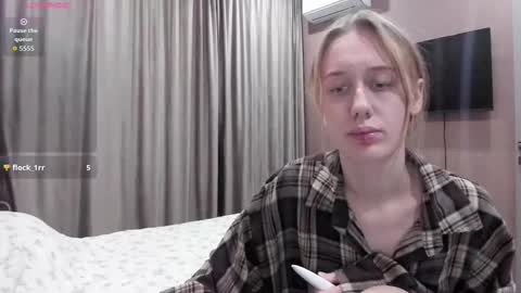 Snapshot of mika_ray chatting on December 2, 10:49 pm Mika online show from December 2, 10:49 pm