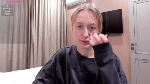 Snapshot of mika_ray chatting on December 13, 11:21 pm Mika online show from December 13, 11:21 pm