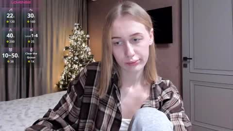 Snapshot of mika_ray chatting on December 18, 11:33 pm Mika online show from December 18, 11:33 pm