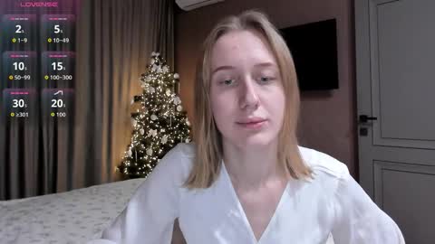 Snapshot of mika_ray chatting on December 19, 11:01 pm Mika online show from December 19, 11:01 pm