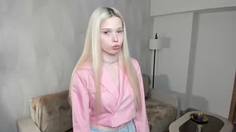 Snapshot of mikaelataron chatting on December 1, 9:09 pm Angel girl online show from December 1, 9:09 pm