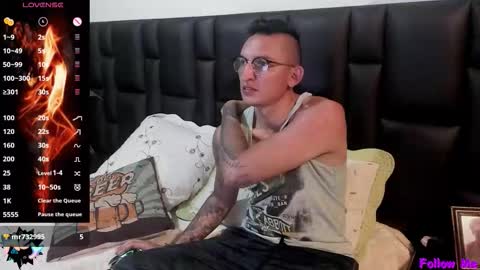 Snapshot of mike_bennet chatting on February 20, 12:29 am Mike Bennet Make me Cum Please online show from February 20, 12:29 am