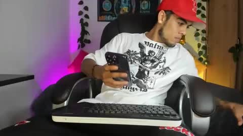 mikee_scooth online show from December 3, 3:52 am