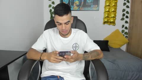 mikee_scooth online show from December 5, 8:33 pm