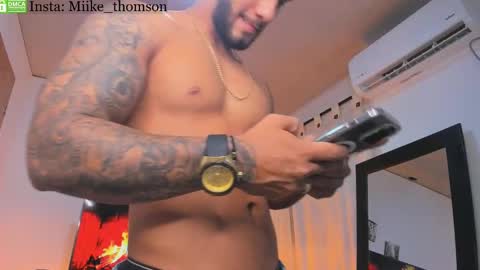 Snapshot of mikethomson01 chatting on December 6, 1:18 am Mike online show from December 6, 1:18 am