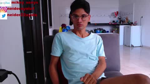 Snapshot of mikey_sexys chatting on December 25, 8:17 pm mikey online show from December 25, 8:17 pm