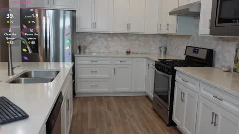 Snapshot of mikmagik chatting on December 10, 4:17 pm Mikaylah online show from December 10, 4:17 pm