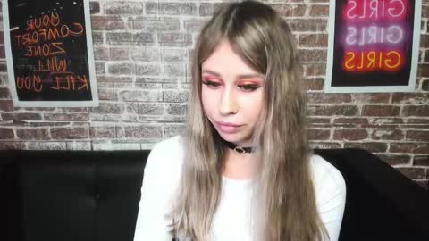 Snapshot of mila_camilla chatting on September 27, 1:54 am Camilla online show from September 27, 1:54 am