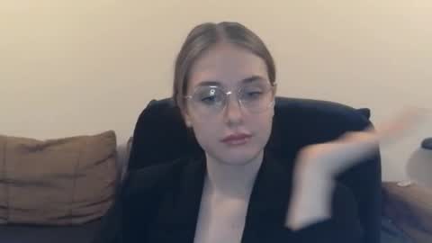 Snapshot of mila_keyy chatting on December 16, 9:53 pm mila_keyy online show from December 16, 9:53 pm