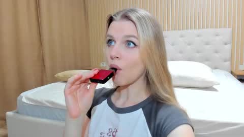 Snapshot of mila_polly_and_forester chatting on February 10, 3:57 am Julia and Edson online show from February 10, 3:57 am