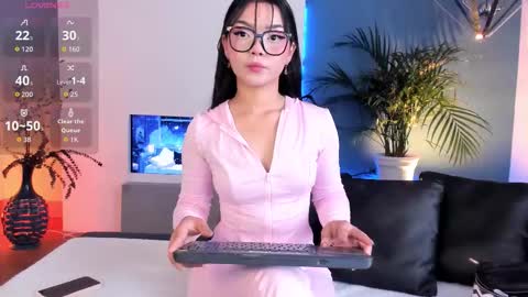Snapshot of mila_shay chatting on October 9, 11:19 am Mila online show from October 9, 11:19 am