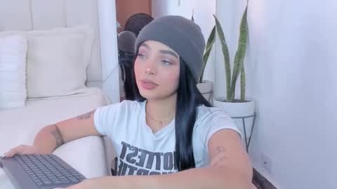 mila_stark333 online show from April 14, 4:40 am