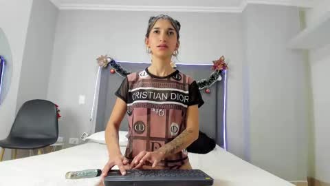Snapshot of milaa_petite chatting on December 13, 10:45 pm online show from December 13, 10:45 pm