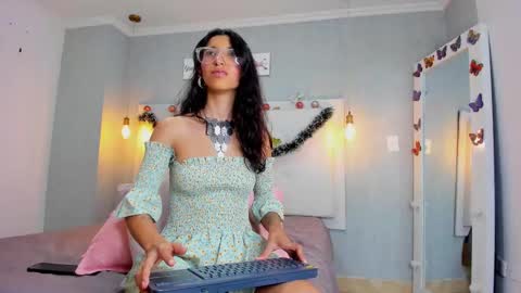 Snapshot of milaa_petite chatting on December 31, 1:57 am online show from December 31, 1:57 am