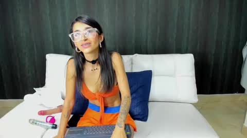 Snapshot of milaa_petite chatting on January 25, 12:06 am online show from January 25, 12:06 am