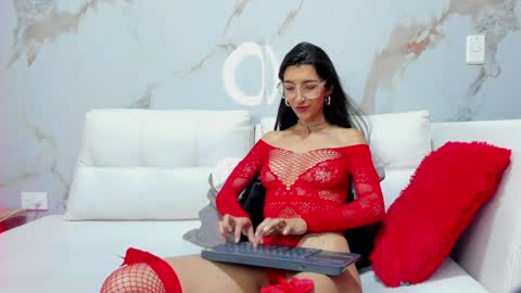 Snapshot of milaa_petite chatting on February 5, 1:04 am online show from February 5, 1:04 am