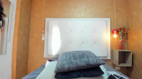 Snapshot of milaa_petite chatting on May 5, 9:01 pm online show from May 5, 9:01 pm