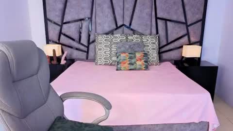 Snapshot of milaa_star chatting on August 5, 5:54 am milaa_star online show from August 5, 5:54 am