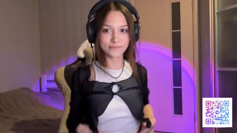 milamiuu online show from February 28, 1:45 pm