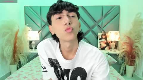 milan_lewiss online show from April 16, 12:39 pm