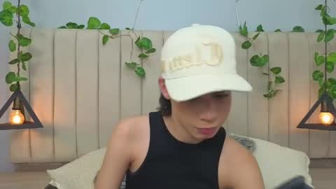 Snapshot of milan_zapata chatting on May 5, 10:40 pm MILAN online show from May 5, 10:40 pm