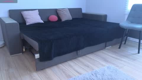 milanakowall online show from March 13, 7:37 am