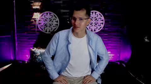 milandavid1 online show from March 23, 5:17 pm