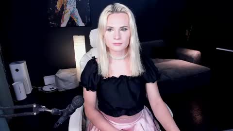 Snapshot of milena_marshmallows chatting on May 23, 10:58 pm Milena online show from May 23, 10:58 pm