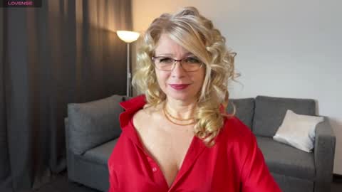 Snapshot of milena_whity chatting on February 19, 5:36 am Milena online show from February 19, 5:36 am