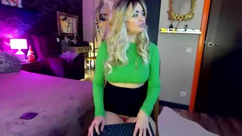 Snapshot of milenabiaa chatting on December 21, 8:38 pm MilenaBiaa online show from December 21, 8:38 pm