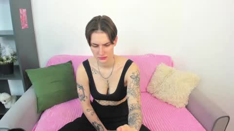 milenakeeks online show from April 9, 1:27 am