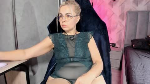 Snapshot of milf__mari chatting on January 11, 9:14 am Maria online show from January 11, 9:14 am
