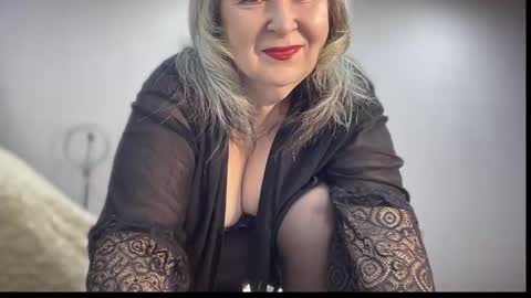 Snapshot of milf_charlotty chatting on December 16, 3:00 am Charlotte online show from December 16, 3:00 am