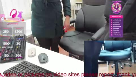 Snapshot of milf_viktoria chatting on November 19, 11:32 am Viktoria online show from November 19, 11:32 am