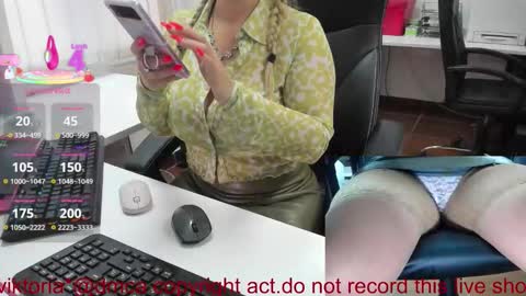 Snapshot of milf_viktoria chatting on November 29, 11:24 am Viktoria online show from November 29, 11:24 am