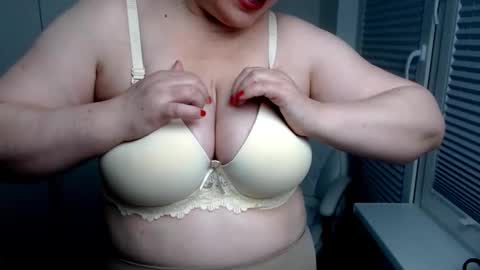 Snapshot of milfscarlette chatting on September 17, 4:36 am MilfScarlette online show from September 17, 4:36 am
