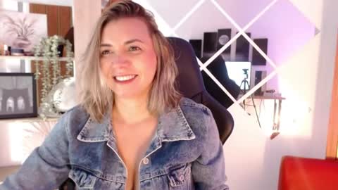 Snapshot of milfsecret69 chatting on July 12, 11:12 am Sara online show from July 12, 11:12 am