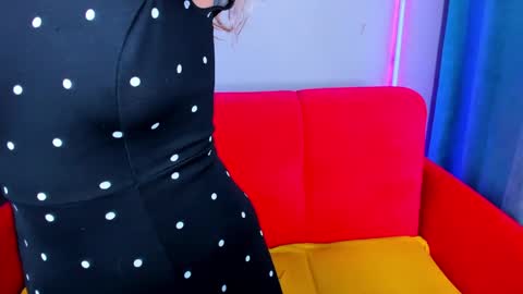 milkablond online show from March 20, 2:05 am