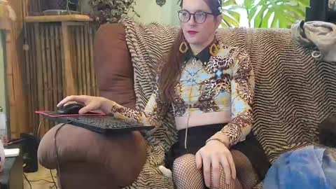 Peach Doll online show from December 8, 8:15 pm