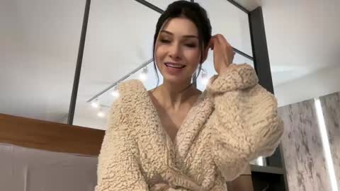 Snapshot of milla_bella chatting on December 4, 9:23 pm milla bella online show from December 4, 9:23 pm