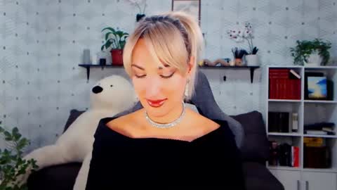 MillaXQueen online show from October 11, 12:47 pm