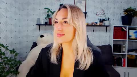 MillaXQueen online show from November 11, 3:56 pm